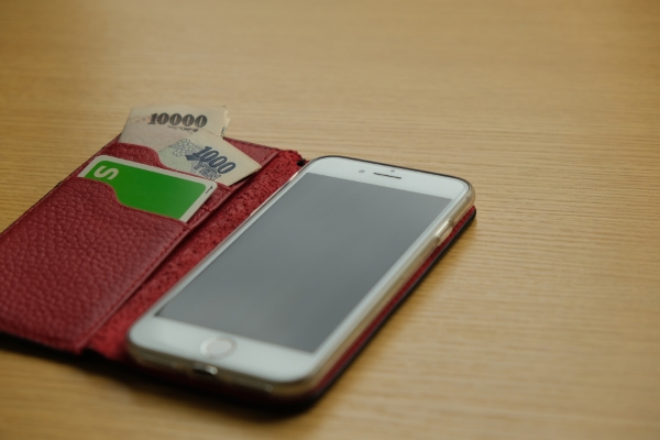 手帳型スマホケースの内側が汚れたらどうする？お手入れ方法と予防策|UP-T