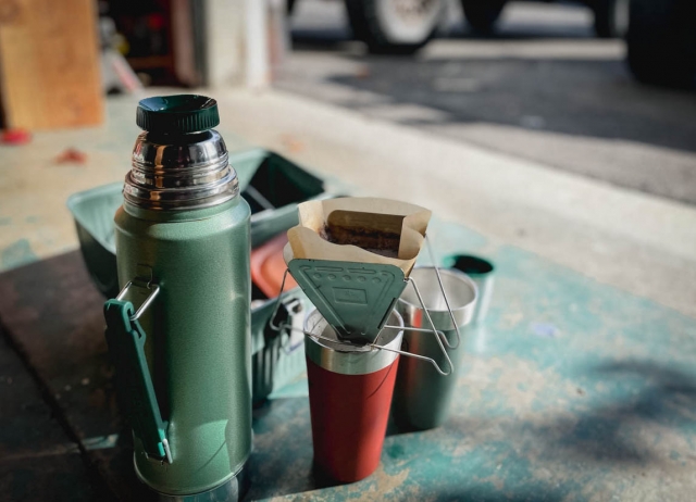 アウトドアシーンでのタンブラーの使い方