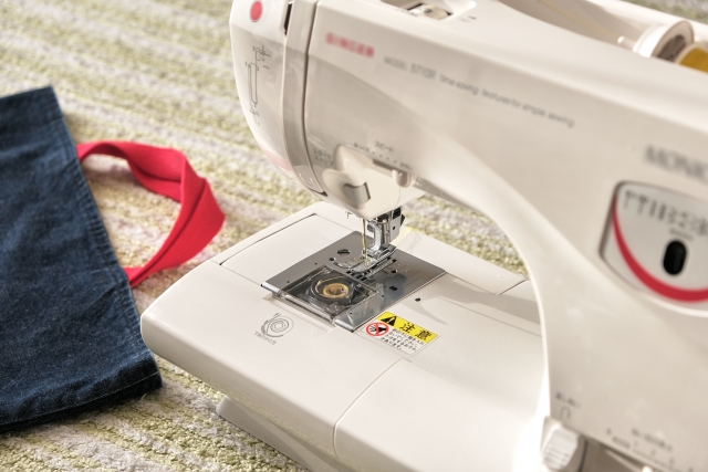 トートバッグの持ち手を縫い付けて短くする