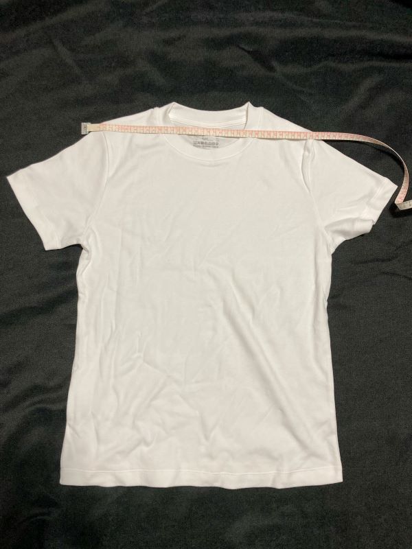 Tシャツの肩幅を測定