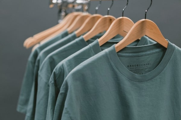 今年のトレンドは グリーンコーデ 緑tシャツを使ったトレンド感溢れるメンズコーデ集 オリジナルtシャツのup T
